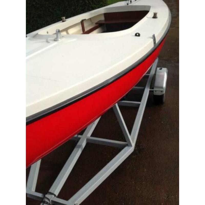 Ufo zeilboot ...met Yamaha 4pk motor en kar / trailer ....