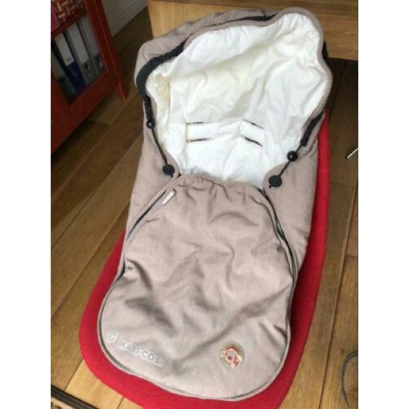 Maxi cosi cabrio 0-1 jaar, inclusief voetenzak en baby inzet