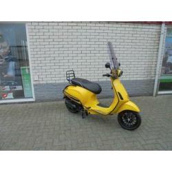 AKTIE! nieuwe VESPA SPRINT S MAT GEEL SNOR 25KM BJ2019