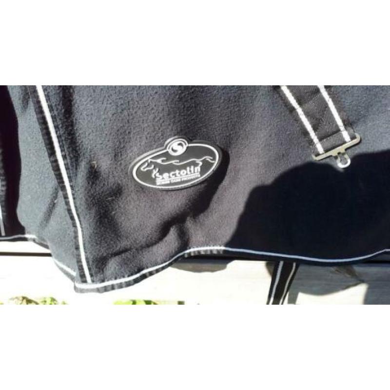 Fleece deken met vaste hals