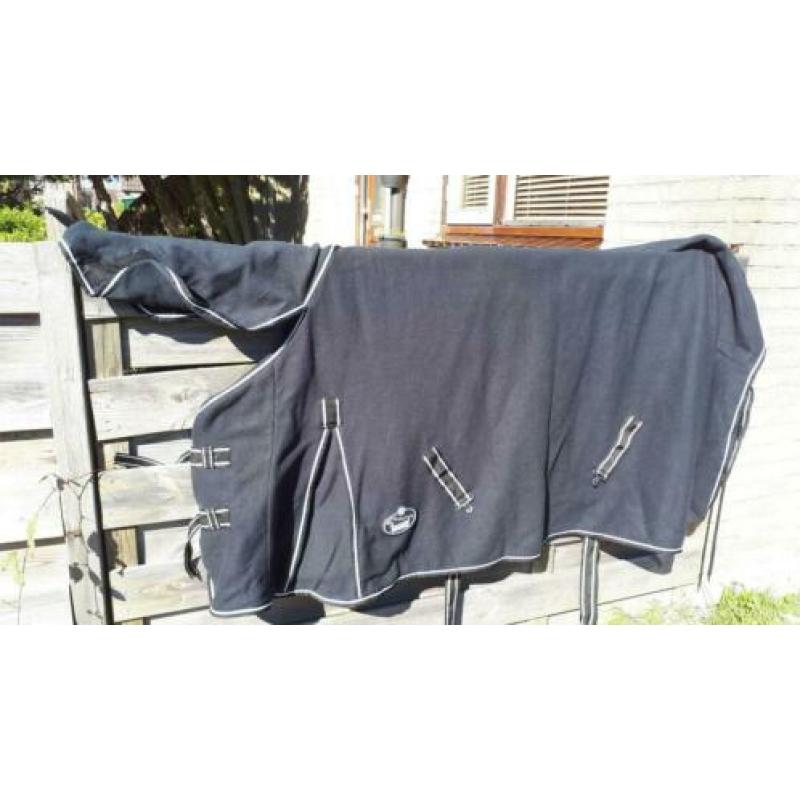 Fleece deken met vaste hals