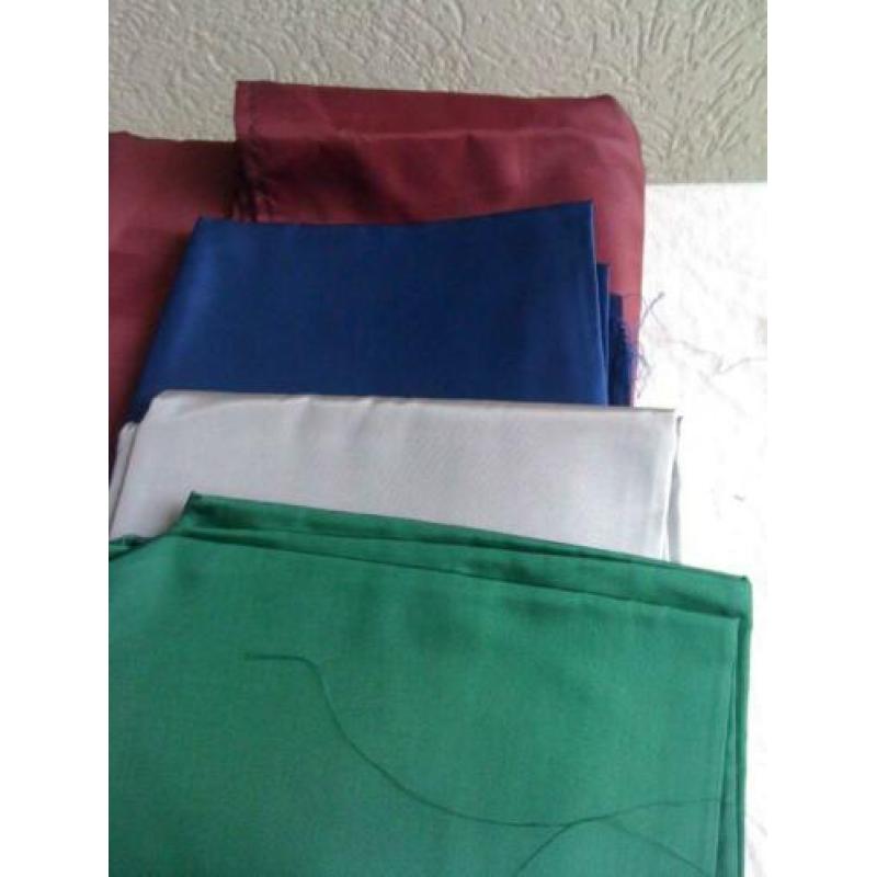 veel coupons voeringstof veel kleuren/lappen stof
