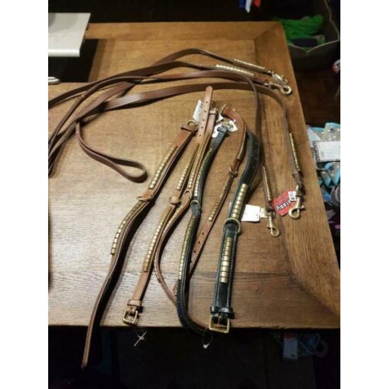 Partij 50 nieuwe lederen halsbanden en riemen