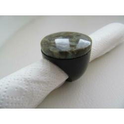 Grote ring met een mooie steen