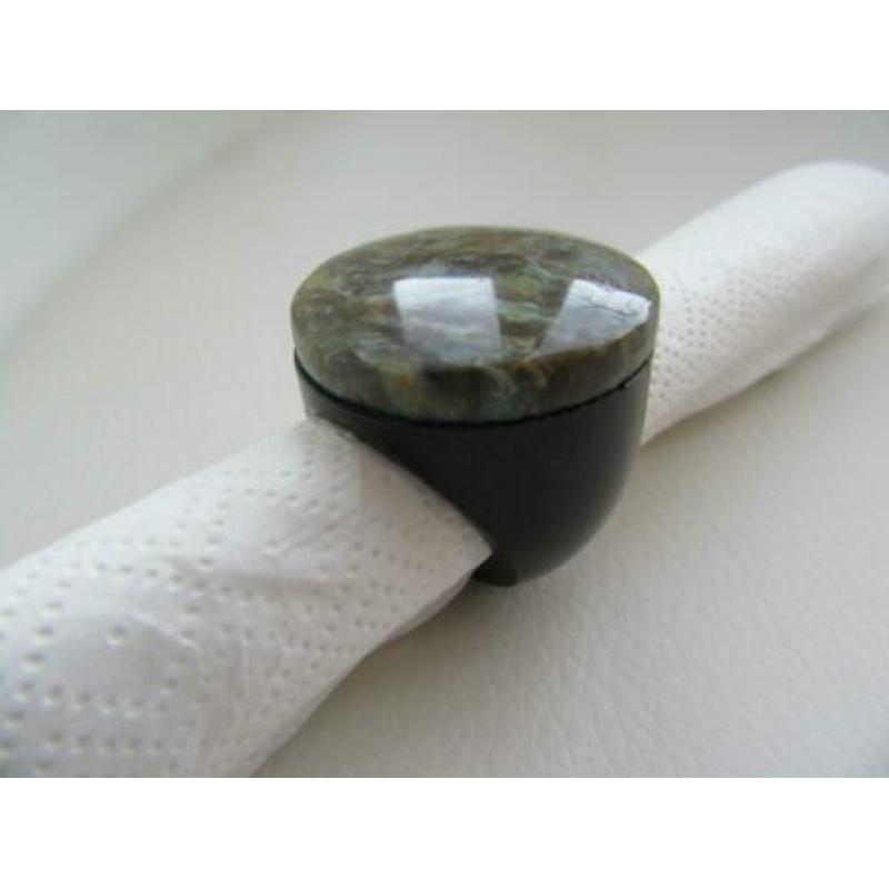 Grote ring met een mooie steen