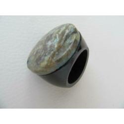 Grote ring met een mooie steen