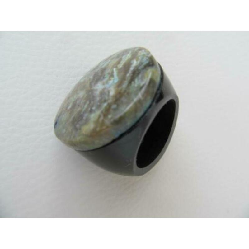 Grote ring met een mooie steen