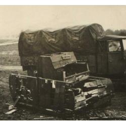 WOII foto : Duitse KFZ bij houten neptank Panzerattrappe