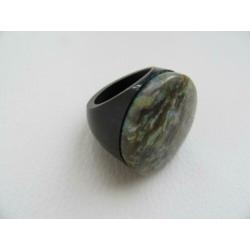 Grote ring met een mooie steen