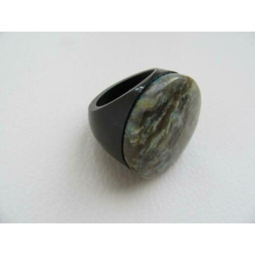 Grote ring met een mooie steen