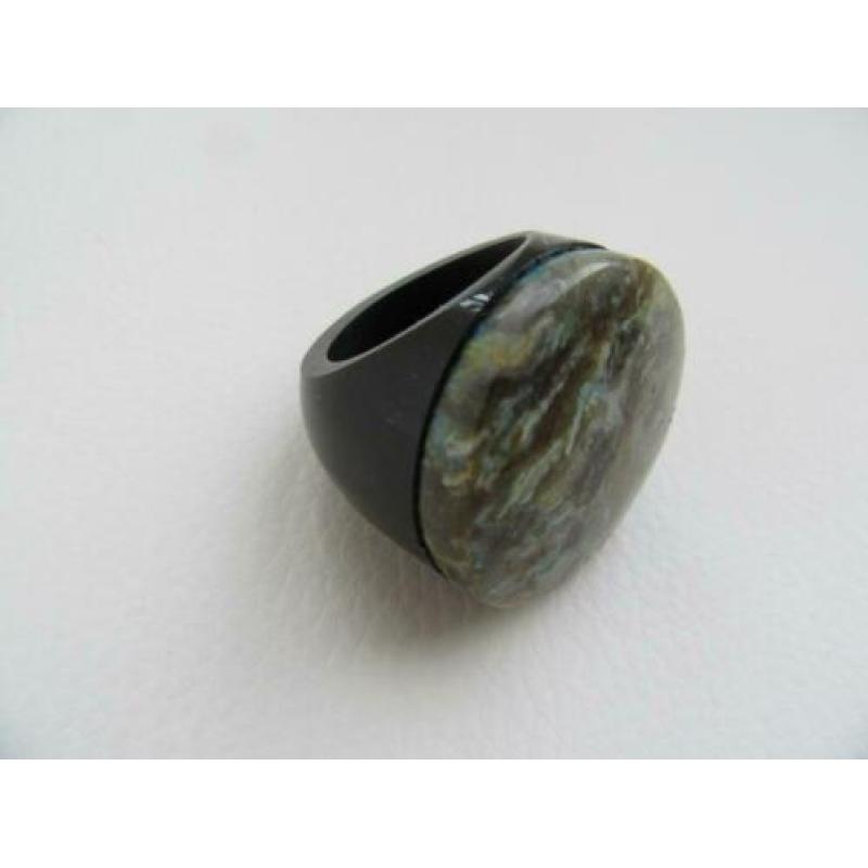 Grote ring met een mooie steen