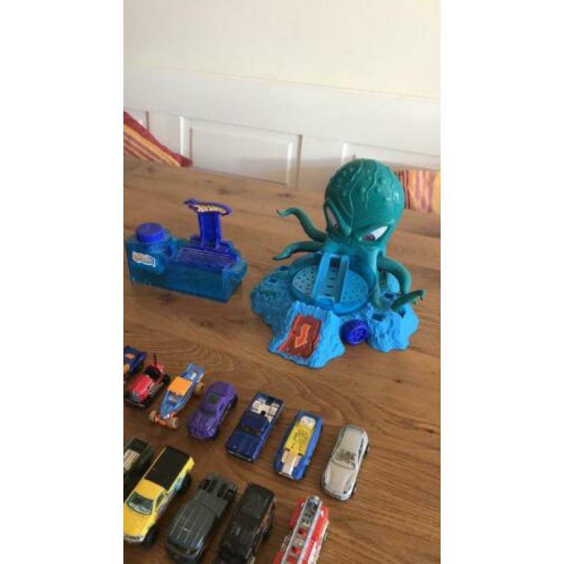 Hotwheels 32 stuks + octopus onderdelen
