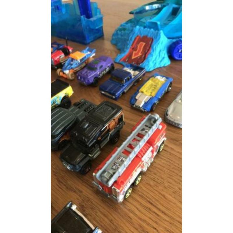 Hotwheels 32 stuks + octopus onderdelen