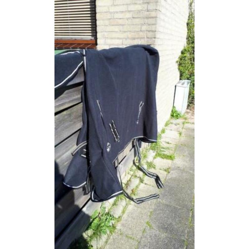 Fleece deken met vaste hals