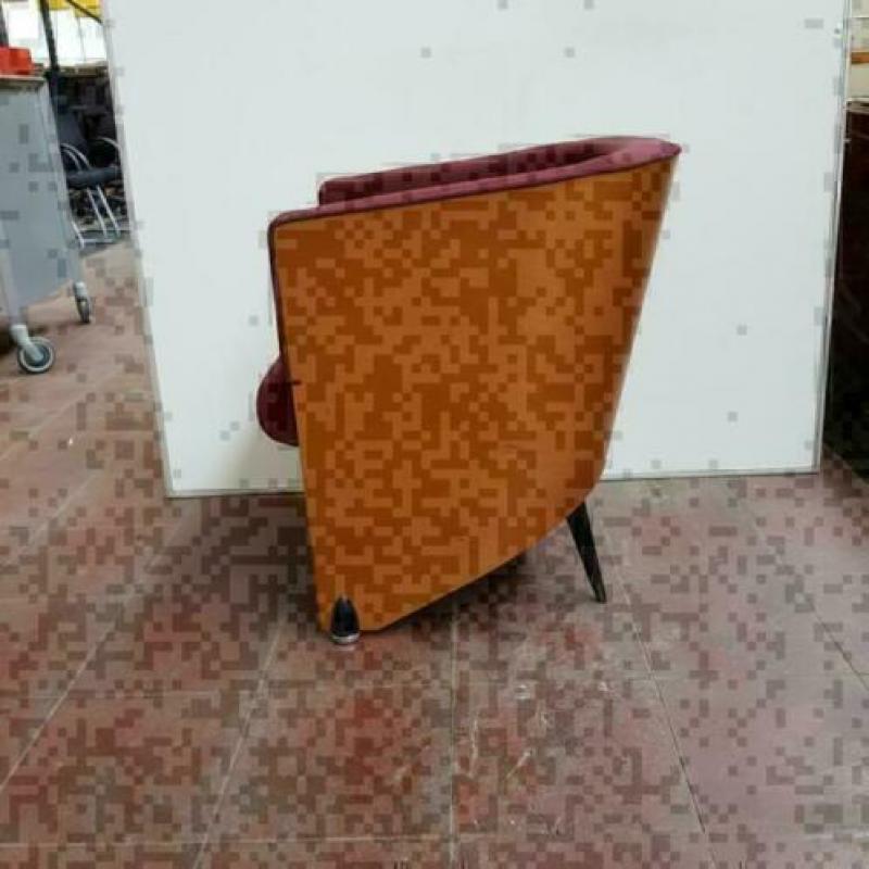 Fauteuil met houten ronde rug en rode stof, KSB Breda FL022
