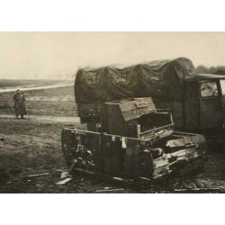 WOII foto : Duitse KFZ bij houten neptank Panzerattrappe