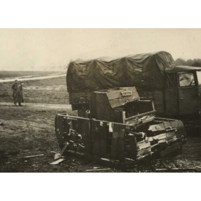 WOII foto : Duitse KFZ bij houten neptank Panzerattrappe