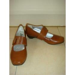 Livingstone cognackleurige dames pumps hakje 4 cm maat 42