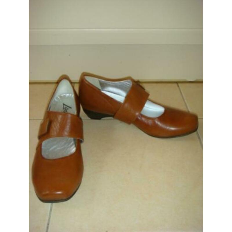 Livingstone cognackleurige dames pumps hakje 4 cm maat 42