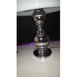 Staande zilveren lamp met witte kap metalen voet ,