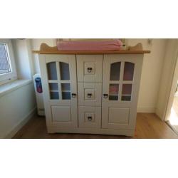 Complete kinderkamer, ledikant en commode