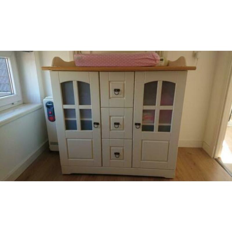 Complete kinderkamer, ledikant en commode