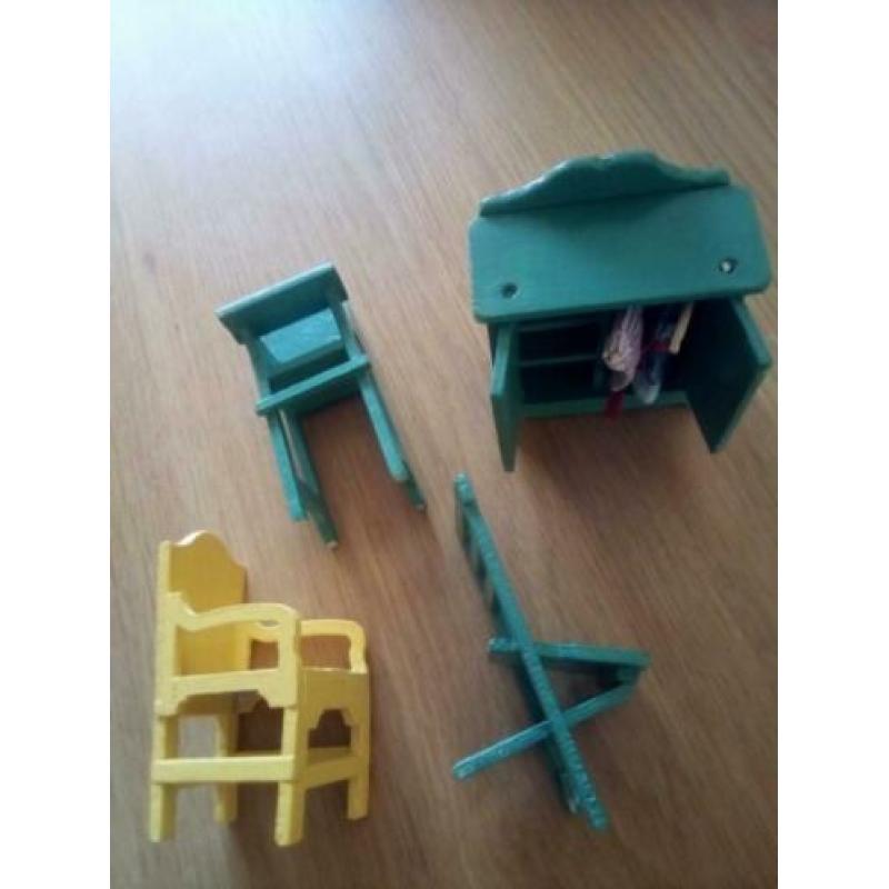 Oude poppenhuis meubeltjes.