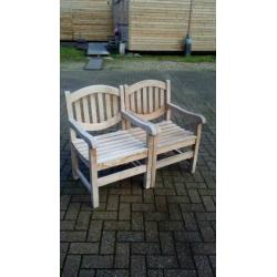 Degelijke tuinstoelen teak hout.