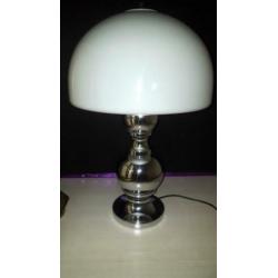 Staande zilveren lamp met witte kap metalen voet ,