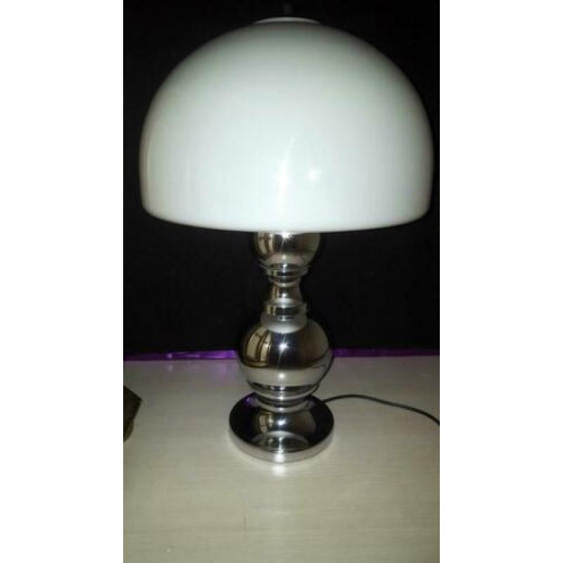 Staande zilveren lamp met witte kap metalen voet ,