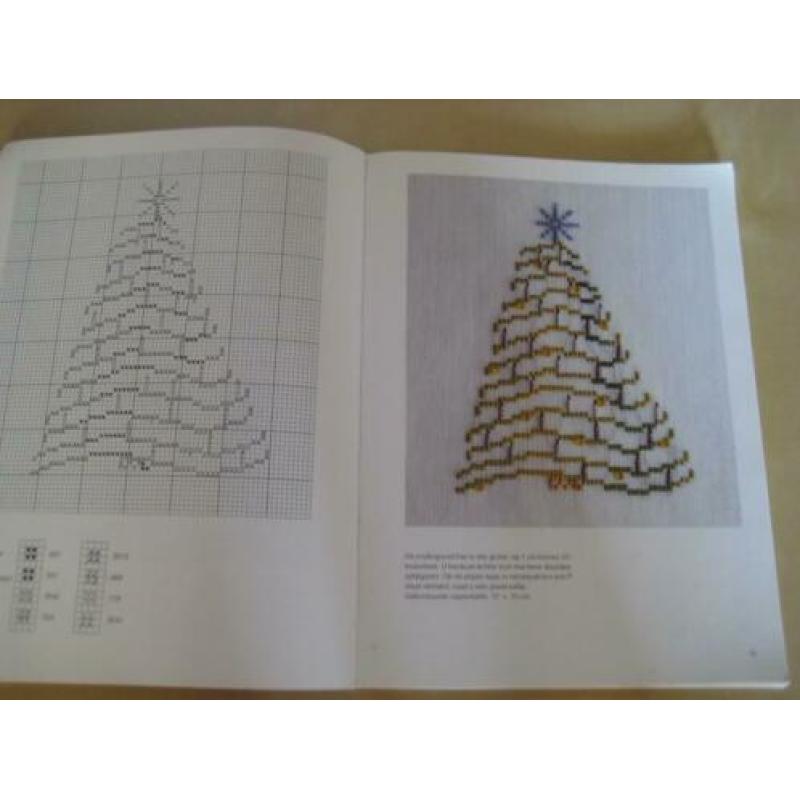 Kerstmotieven in Kruissteek van Jutta Lammer