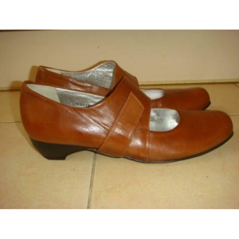 Livingstone cognackleurige dames pumps hakje 4 cm maat 42
