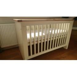 Complete kinderkamer, ledikant en commode