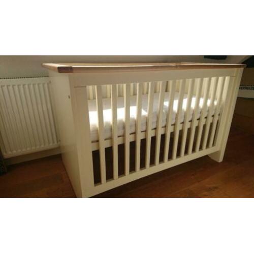 Complete kinderkamer, ledikant en commode
