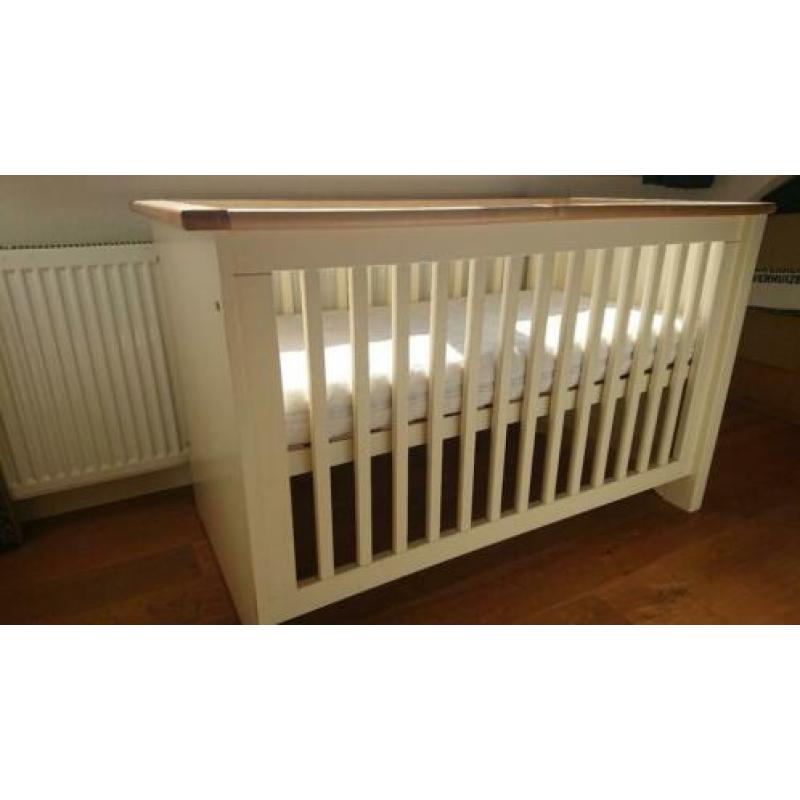 Complete kinderkamer, ledikant en commode