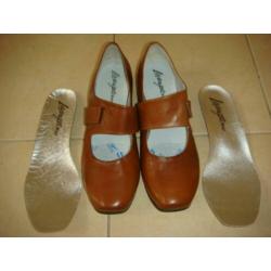 Livingstone cognackleurige dames pumps hakje 4 cm maat 42
