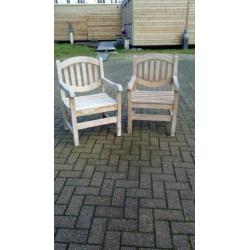 Degelijke tuinstoelen teak hout.