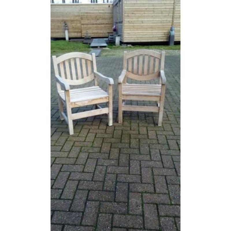 Degelijke tuinstoelen teak hout.