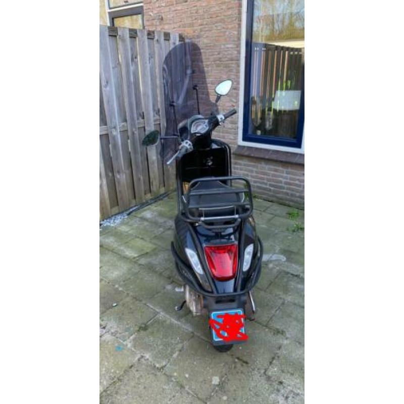 Zwarte vespa sprint 2017