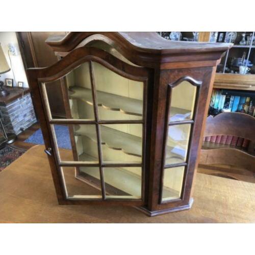 Antieke vitrine hangkast