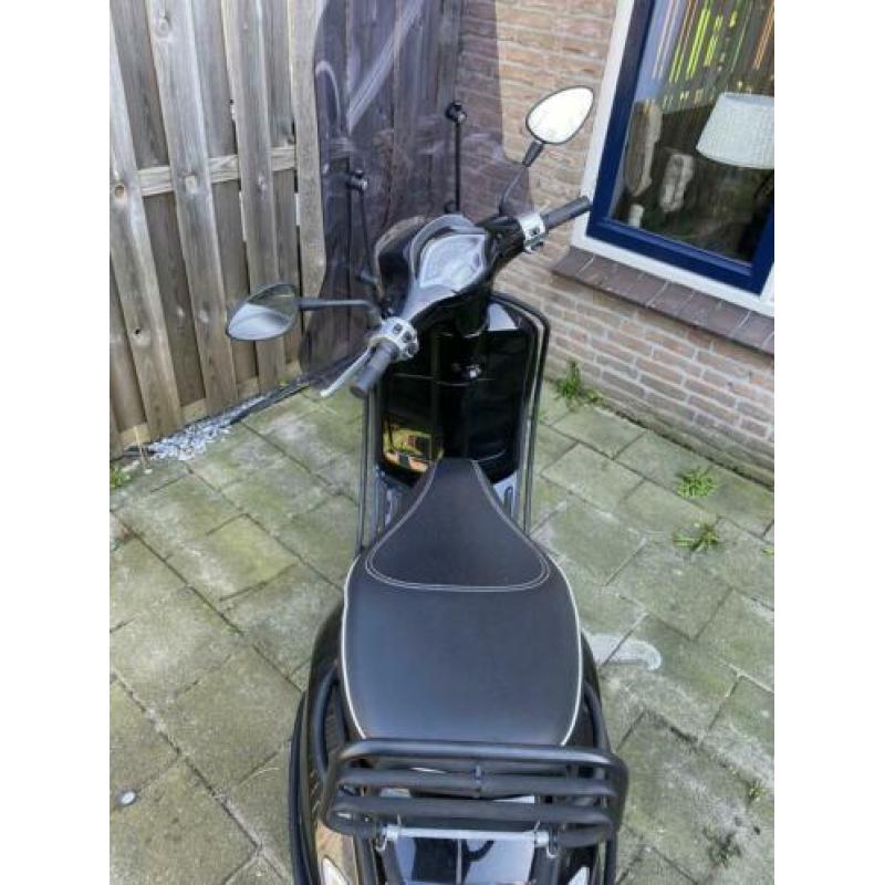 Zwarte vespa sprint 2017