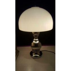 Staande zilveren lamp met witte kap metalen voet ,