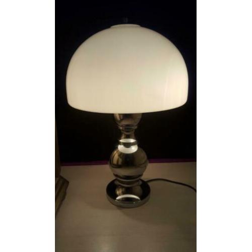 Staande zilveren lamp met witte kap metalen voet ,