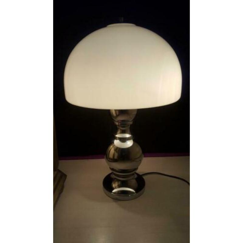 Staande zilveren lamp met witte kap metalen voet ,