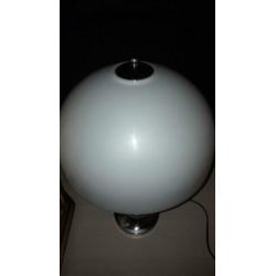 Staande zilveren lamp met witte kap metalen voet ,