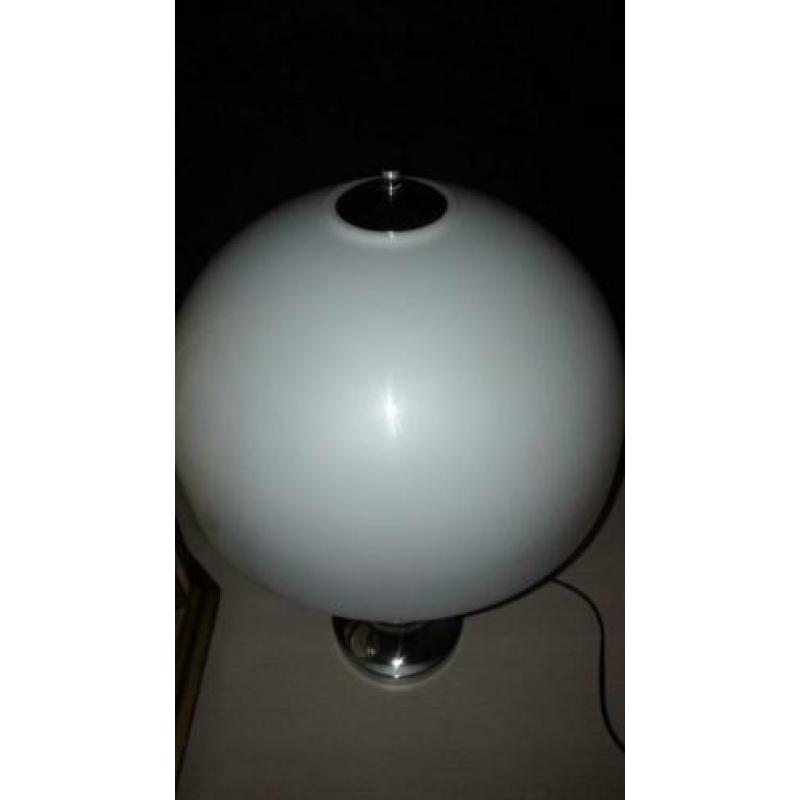 Staande zilveren lamp met witte kap metalen voet ,