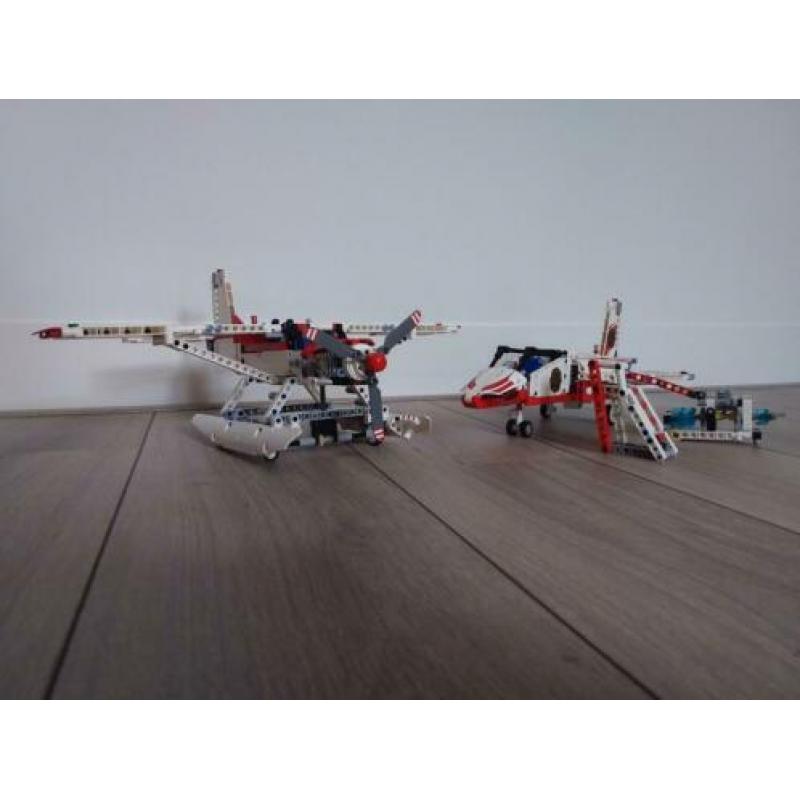 Set van 2 lego technics brandweervliegtuigen 42040.