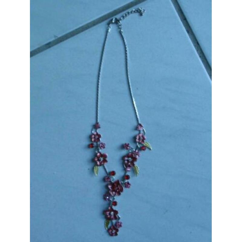 Zilverkleurige Ketting met Bloemetjes hanger