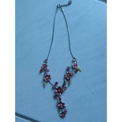 Zilverkleurige Ketting met Bloemetjes hanger