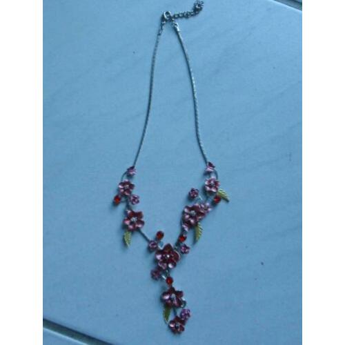 Zilverkleurige Ketting met Bloemetjes hanger